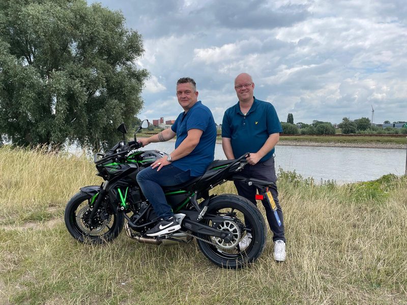 De lesmotor van Autorijschool Koerhuis, een Kawasaki, aan de IJssel bij Deventer