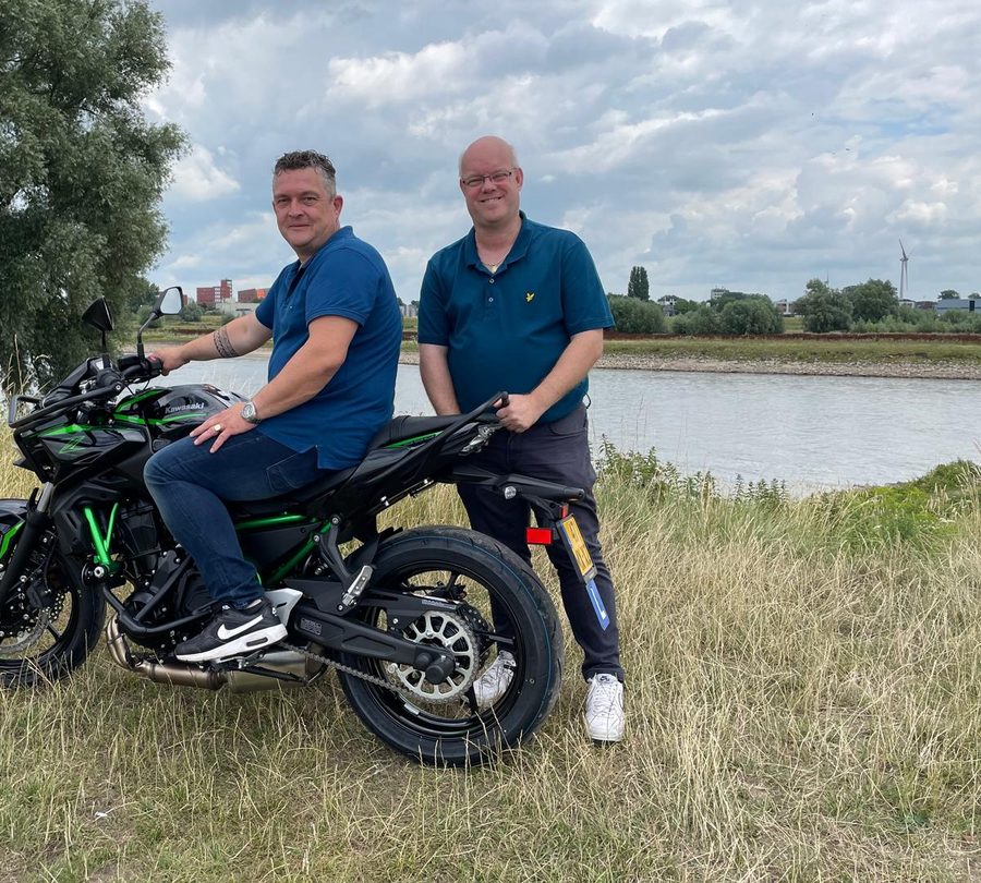 Patrick Koerhuis van Autorijschool Koerhuis bij de lesmotor aan de IJssel bij Deventer